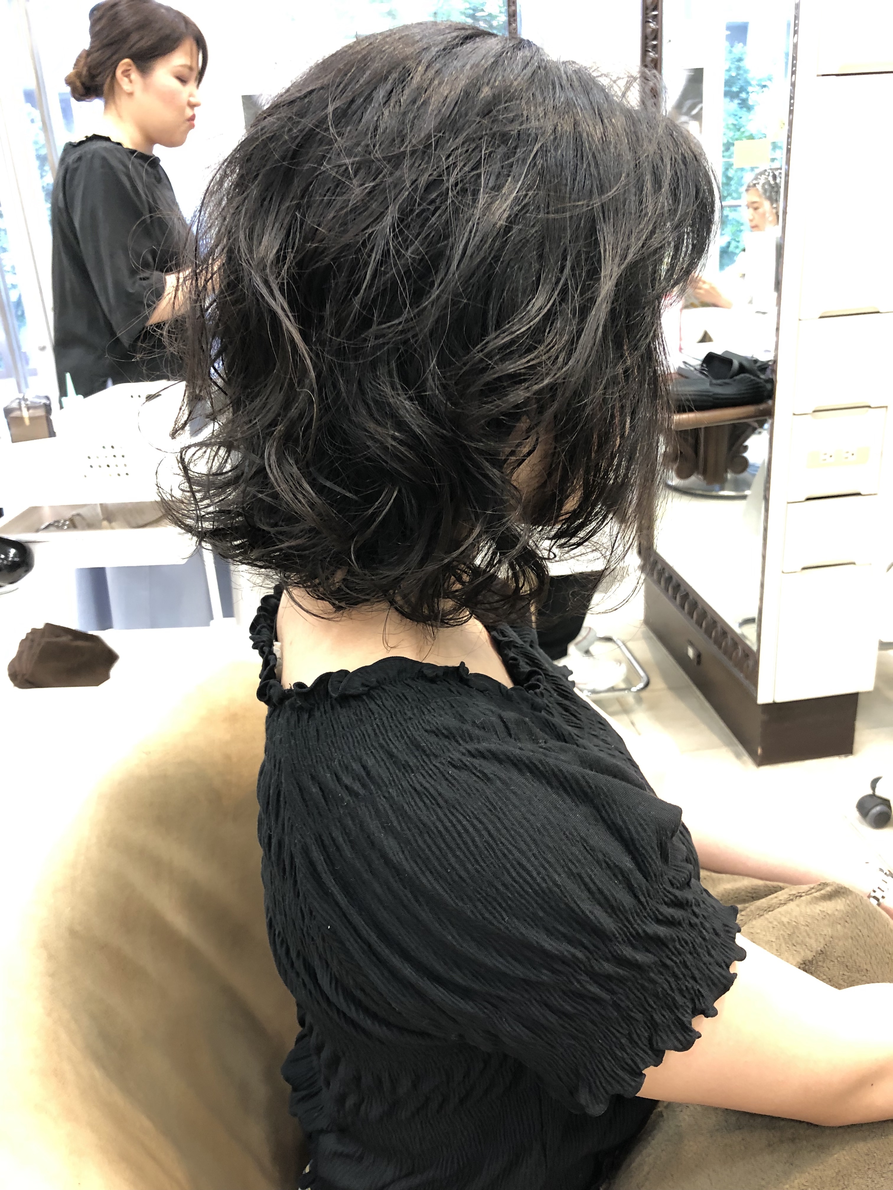 肩ではねる髪を可愛くパーマをかけて解決する方法